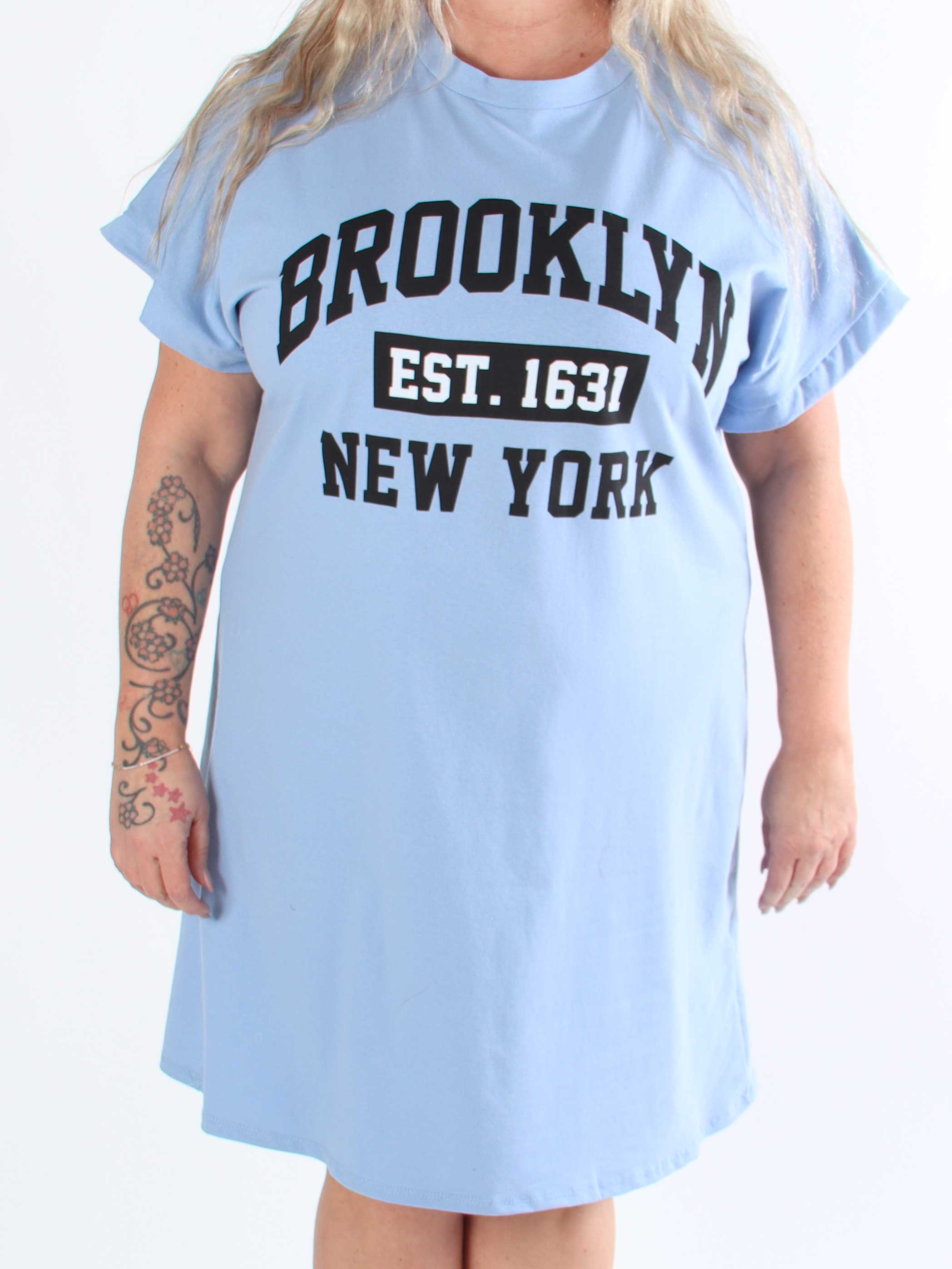Tasmine - Plus size Brooklyn t-shirtklänning i mjuk bomull